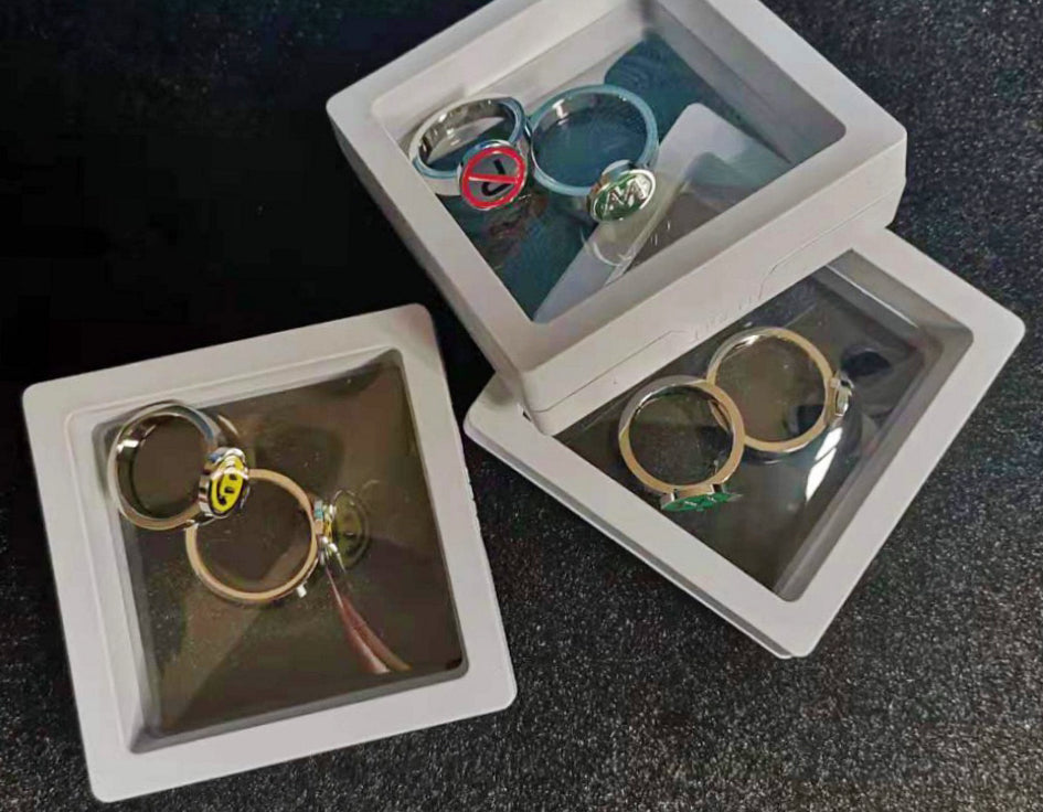 The same style as GD  | PEACEMINUSONE smiley face letter ring