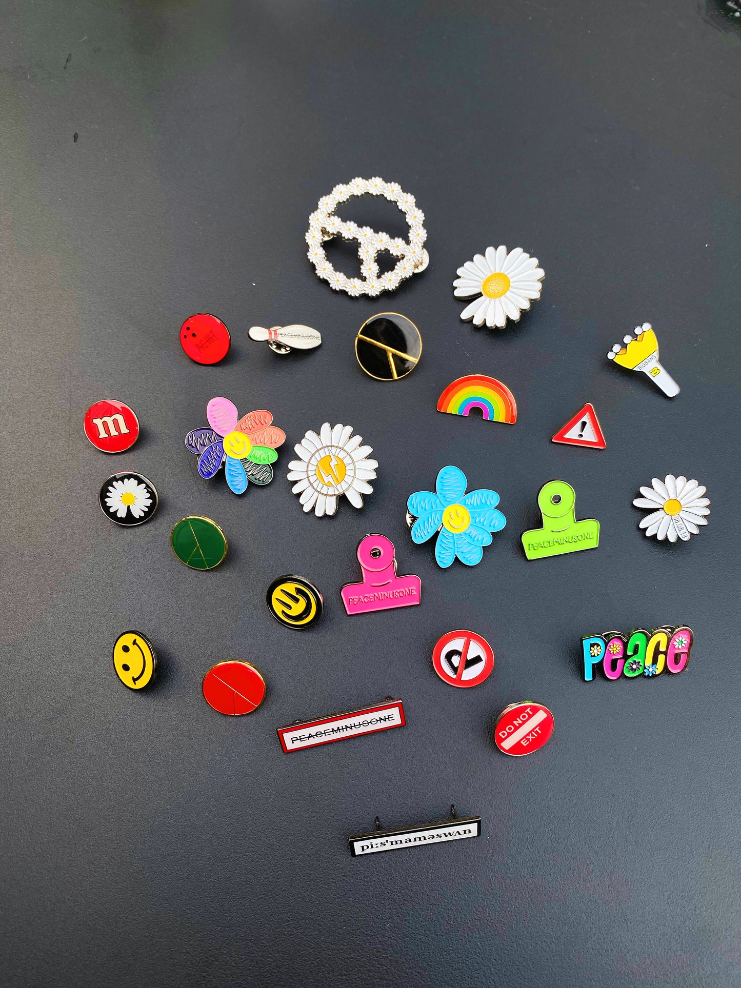 GD g ins the same smiley face ，and anti-war brooch accessories ，badge bag pin.