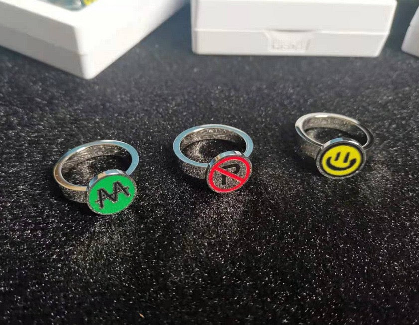 The same style as GD  | PEACEMINUSONE smiley face letter ring