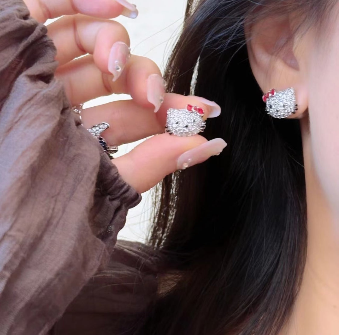 Kwon Jiyong's same kitty earrings