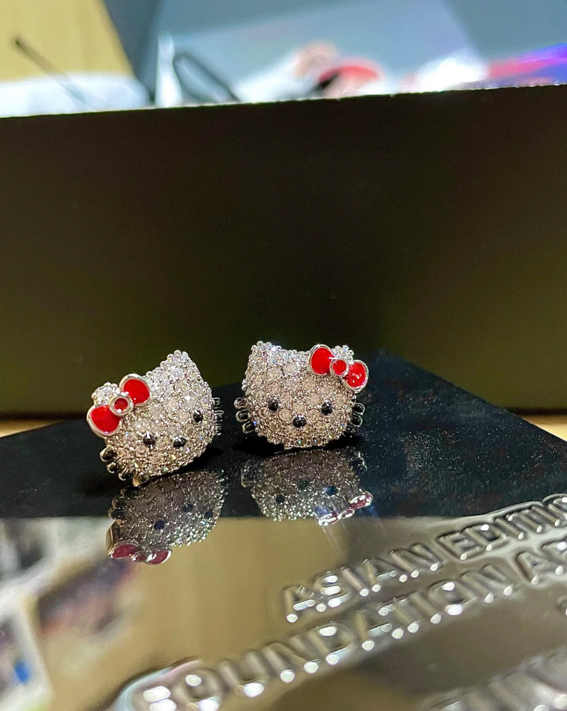 Kwon Jiyong's same kitty earrings