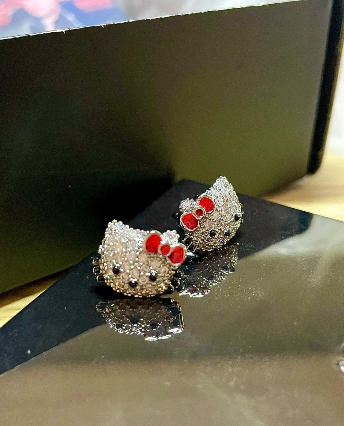 Kwon Jiyong's same kitty earrings