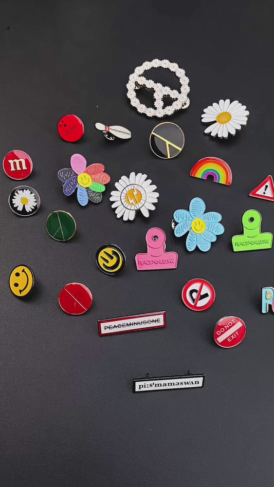 GD g ins the same smiley face ，and anti-war brooch accessories ，badge bag pin.